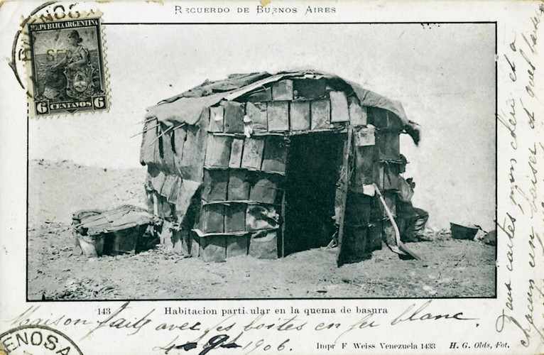 Cabane construite en bidons