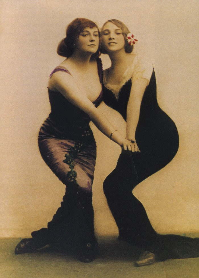 2 femmes de la Belle Époque dansant le tango
